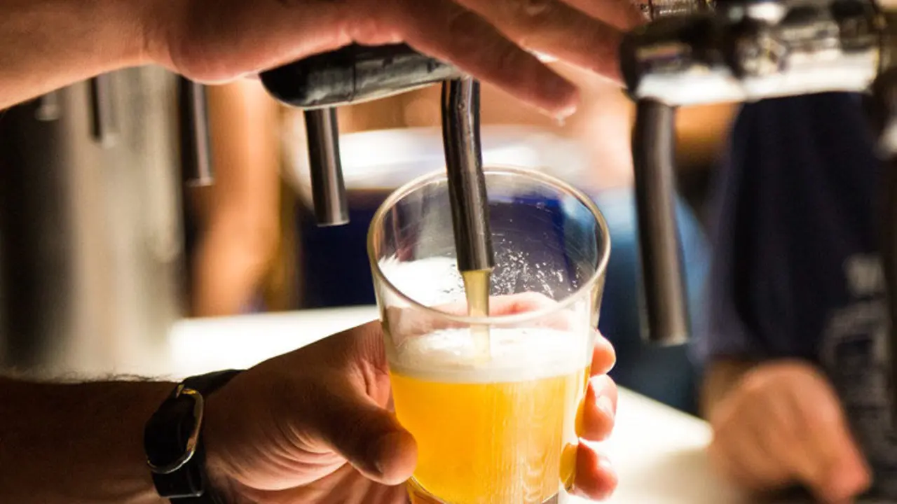 Camarero sirviendo una cerveza