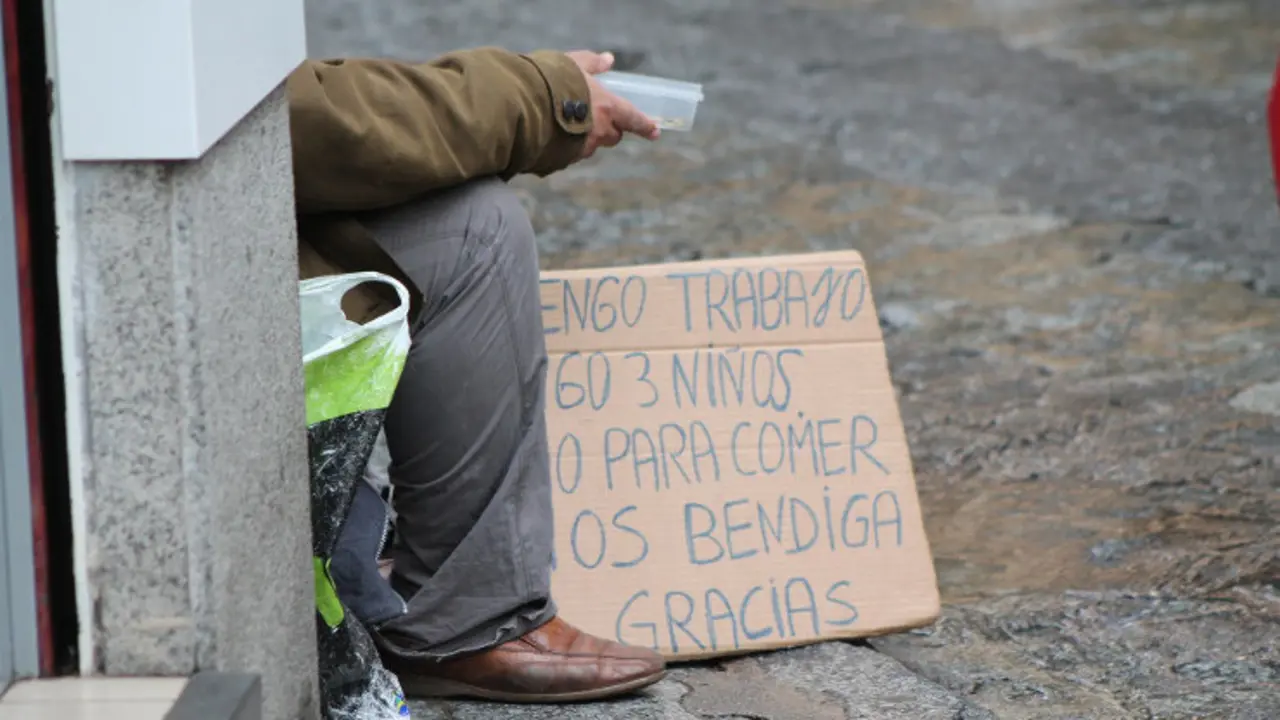 Una persona pide limosna en la calle