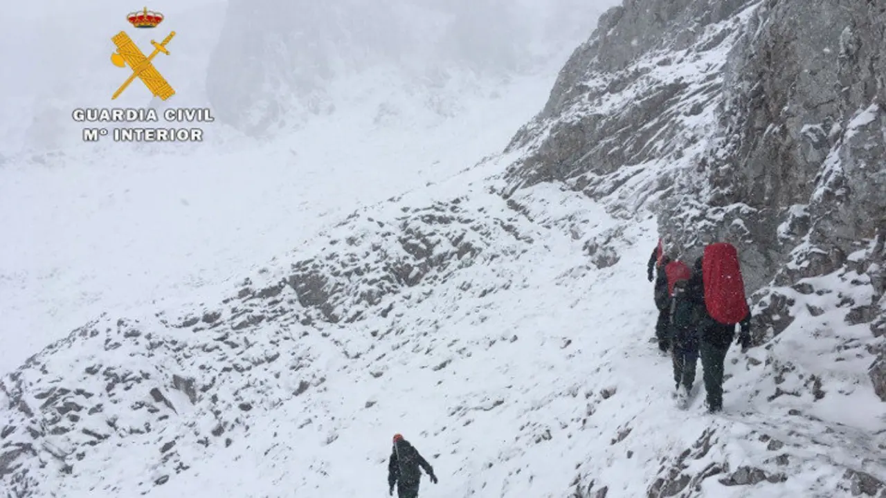 El Greim de la Guardia Civil ha logrado rescatar a los tres monta&ntilde;eros de Zamora