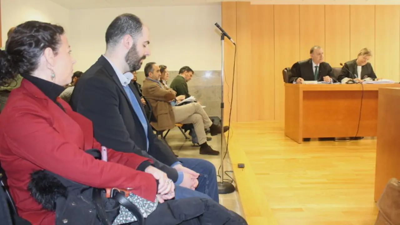 Julio Revuelta, en primer t&eacute;rmino, y Salvador Blanco, al fondo, durante el juicio