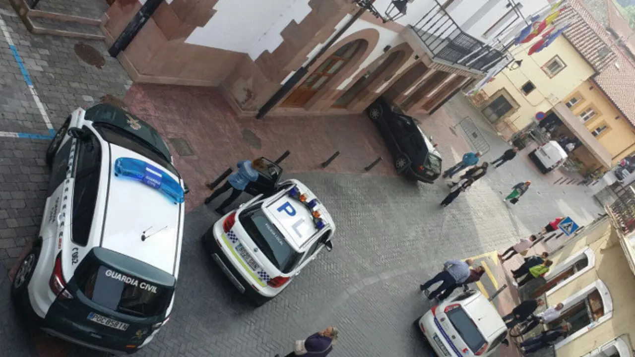 Un vecino de Ampuero ha empotrado el coche contra el Ayuntamiento. Foto: Twitter