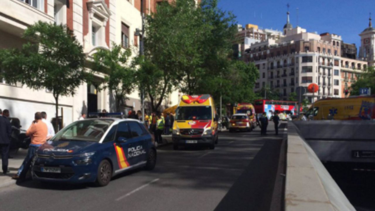 Polic&iacute;a y ambulancias en el edificio en el que han fallecido dos j&oacute;venes al caer por el hueco del ascensor en Madrid. Foto: Emergencias de Madrid