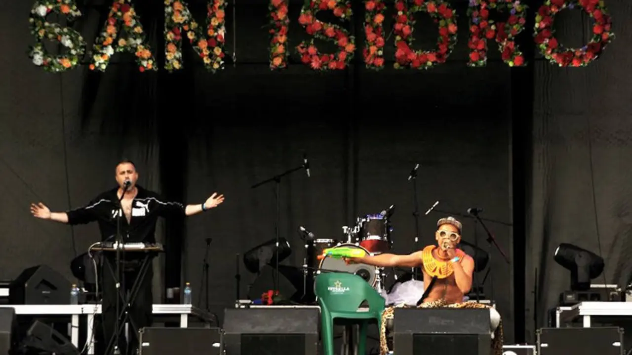 Dani Katanga (derecha), durante la actuaci&oacute;n de &Eacute;mbolo en Madrid
