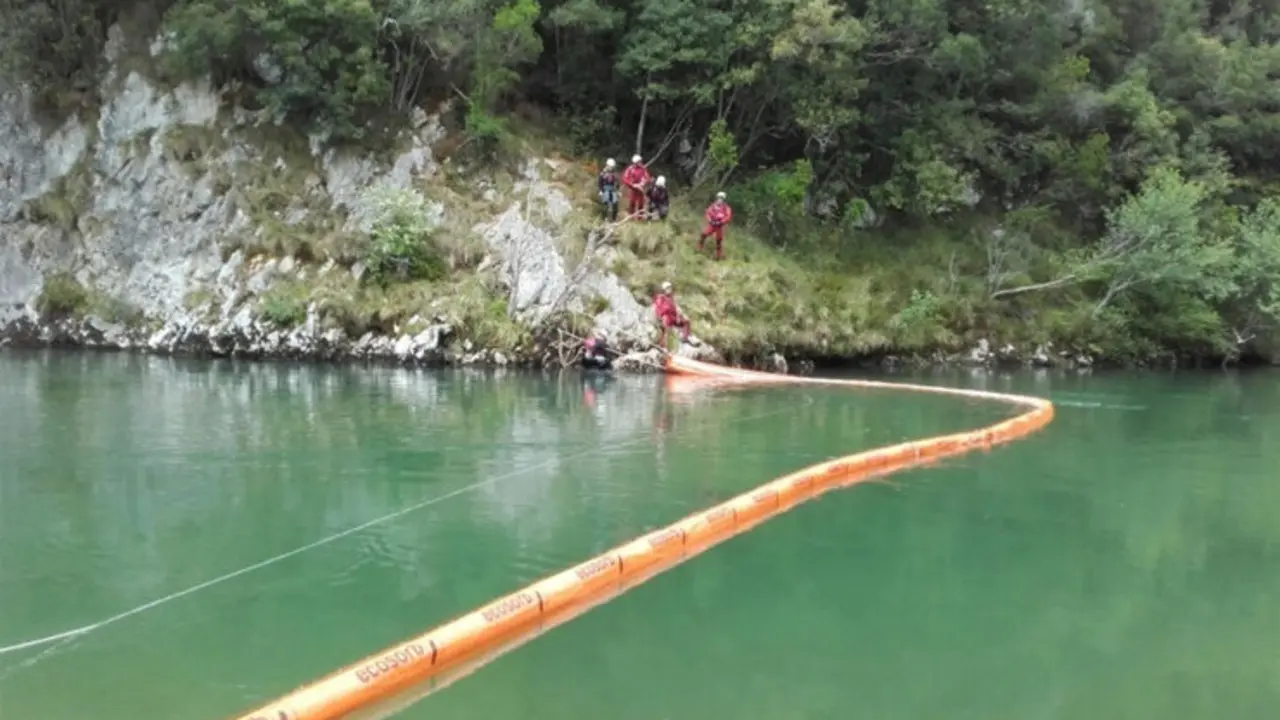 Dispositivo de control en las aguas del r&iacute;o Deva