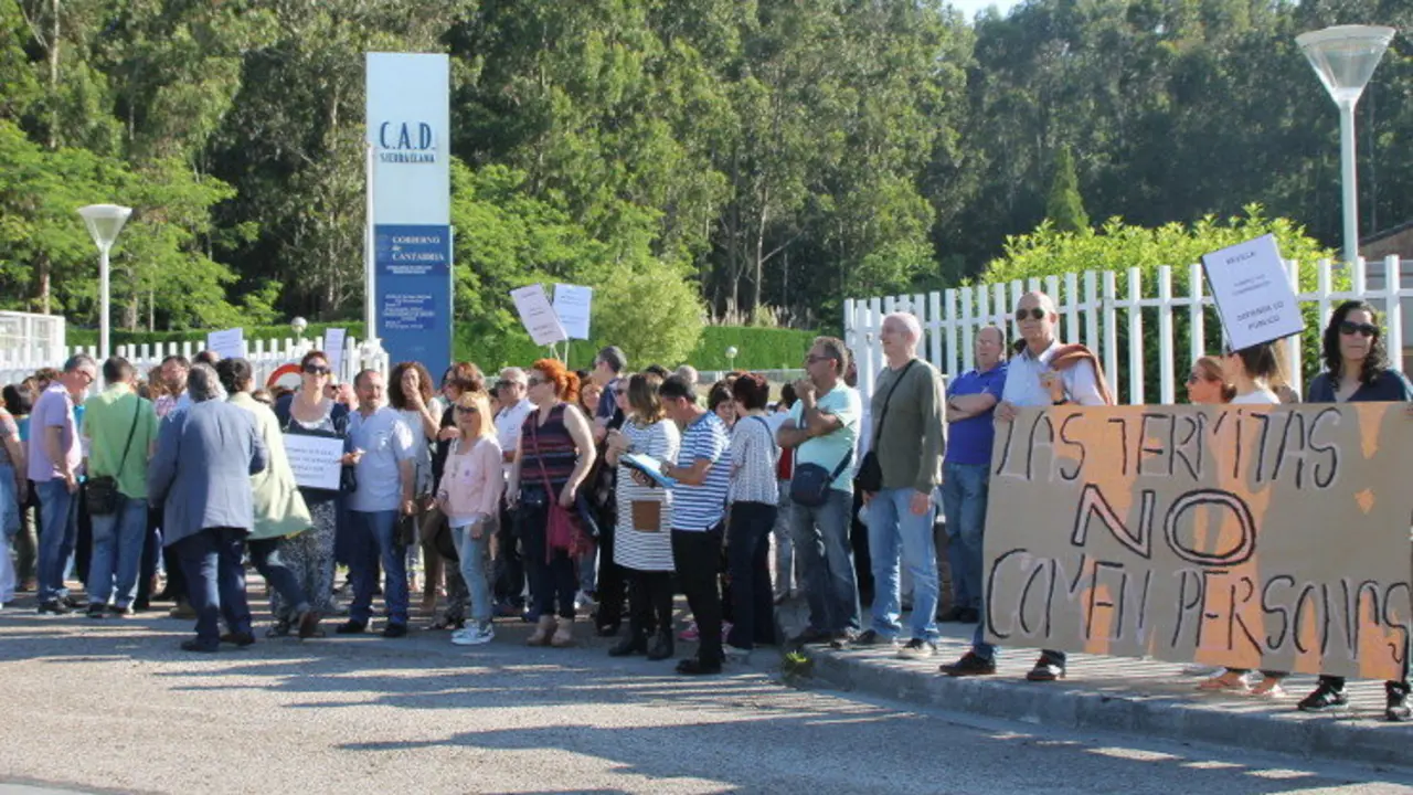 Un centenar de trabajadores se han concentrado en Centro de Atenci&oacute;n a la Dependencia