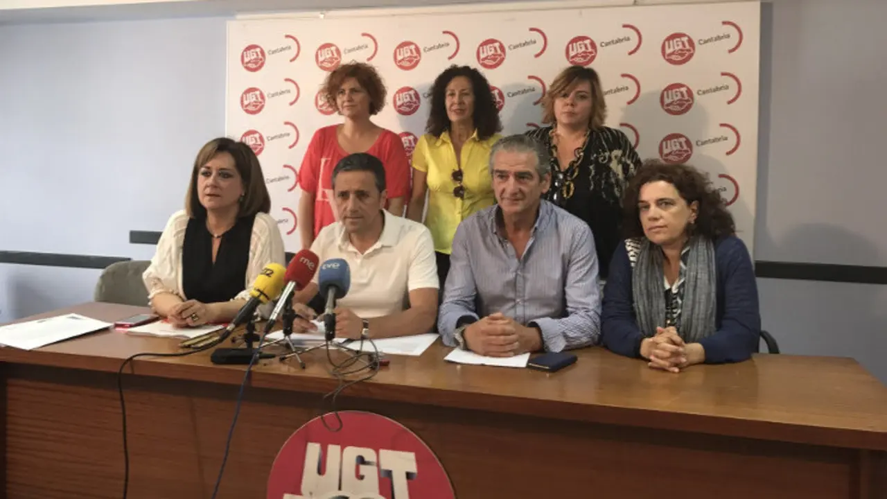 Renedo, Del Barrio y los delegados del comit&eacute; de empresa y de la Junta de Personal del Gobierno de Cantabria, durante la rueda de prensa