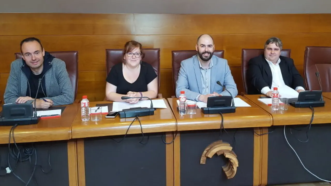 Blanco, Ord&oacute;&ntilde;ez, Revuelta y Bolado, durante la rueda de prensa en el Parlamento