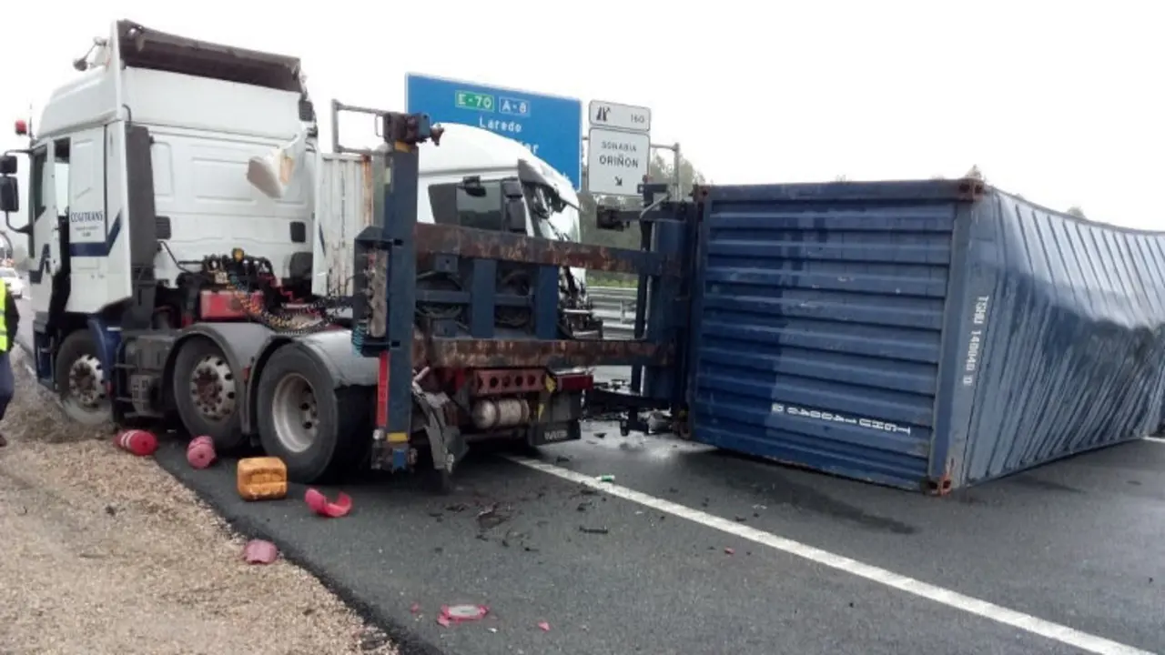 El choque de dos camiones ha cortado la A-8