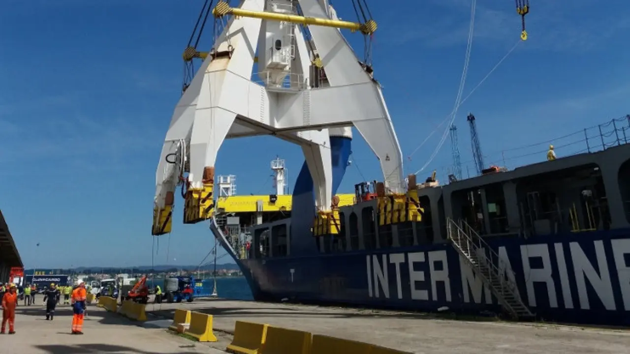 Labores de estiba en el Puerto de Santander