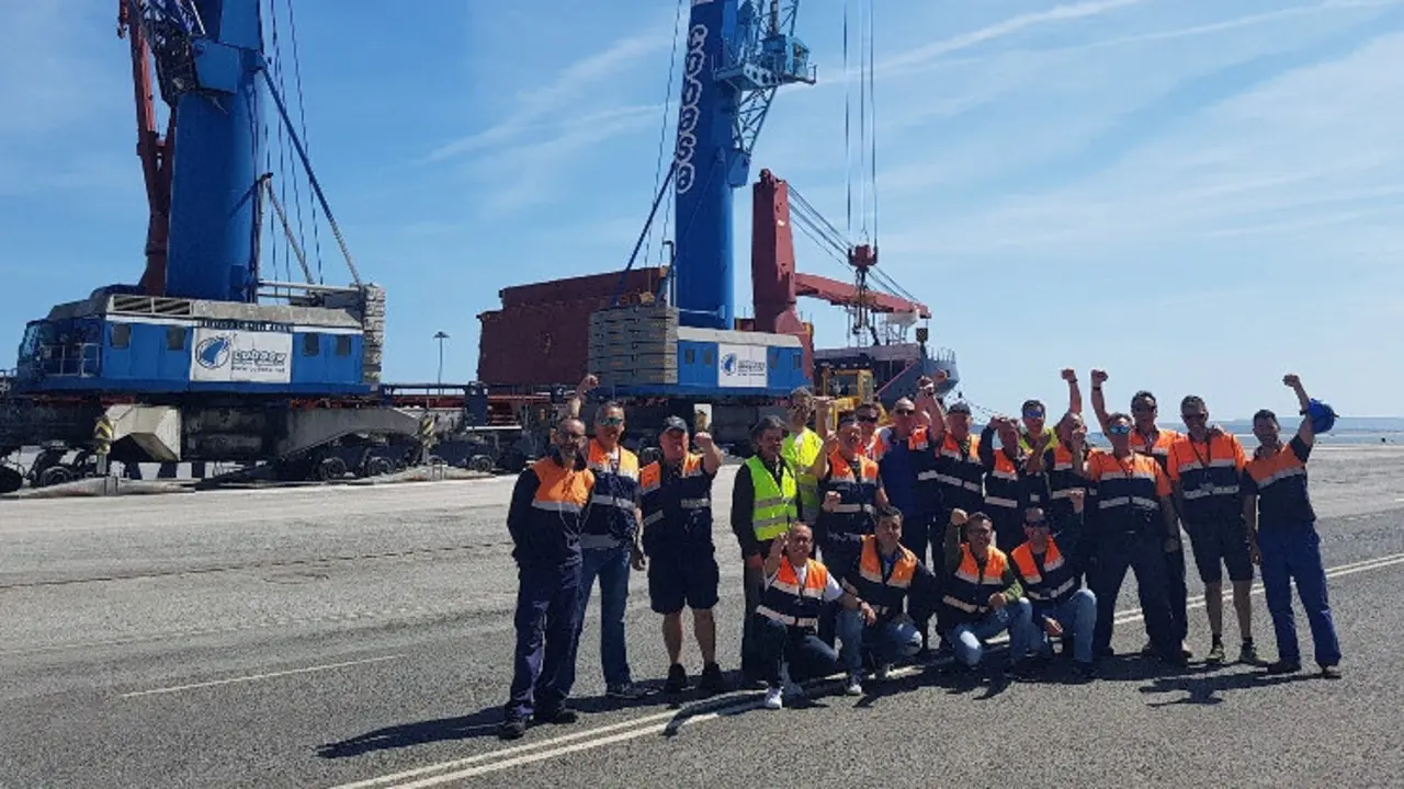 Los estibadores, durante los paros del viernes