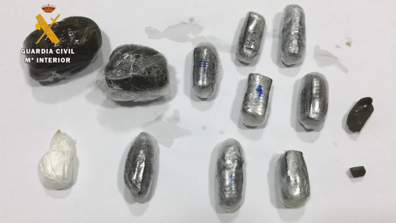 Material incautado al preso que trat&oacute; de introducir en El Dueso la droga introducida en el recto