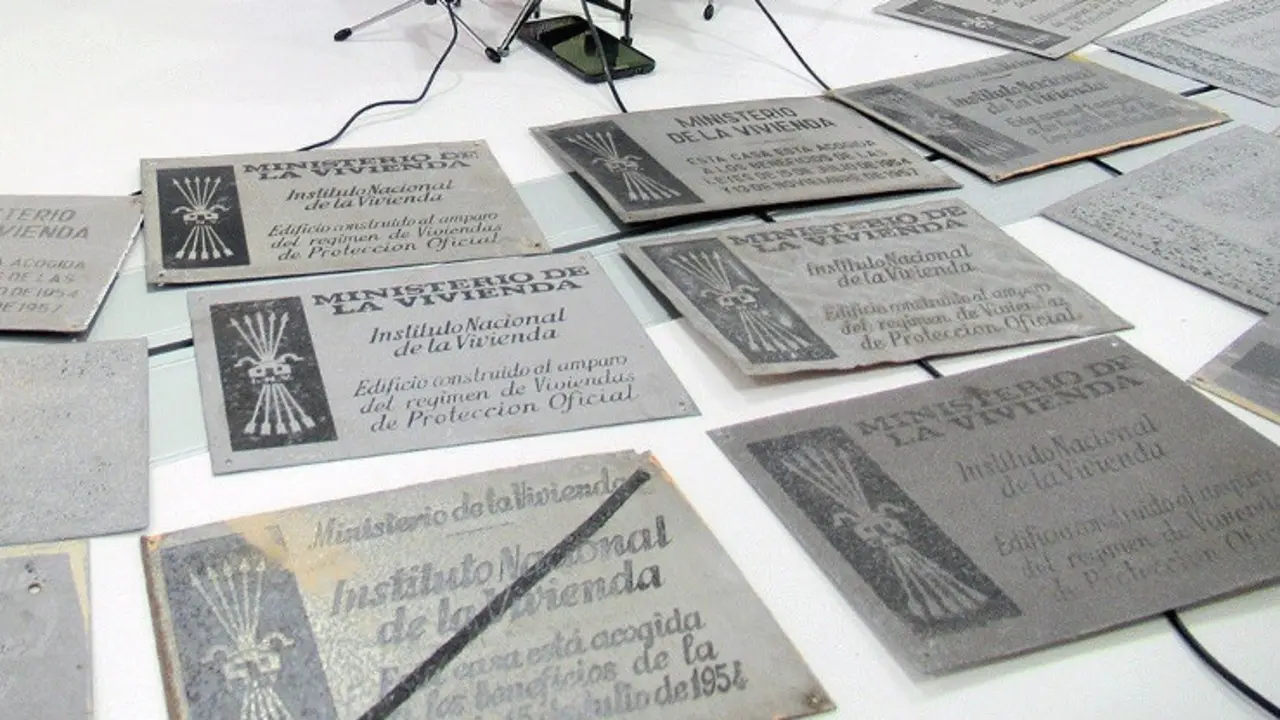 Torrelavega ya ha retirado unas 60 placas franquistas