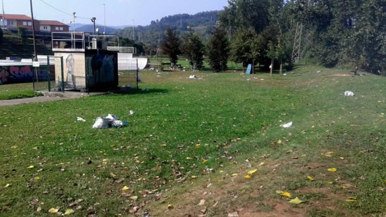 Skate park de La Lechera con basura sin recoger.- Foto: Equo
