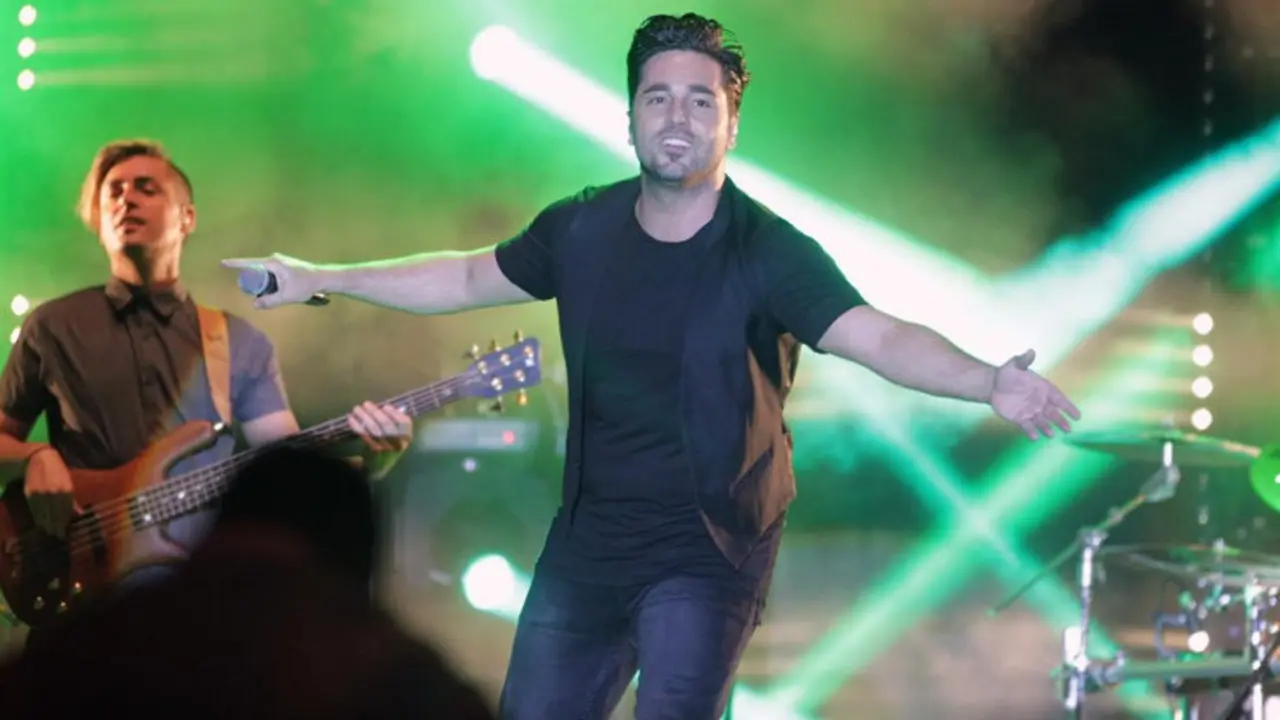 David Bustamante, durante un concierto