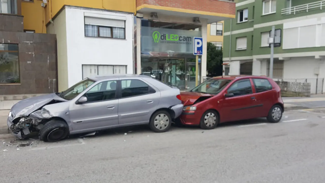 Veh&iacute;culos sinestrados en la Avenida Fern&aacute;ndez Vallejo