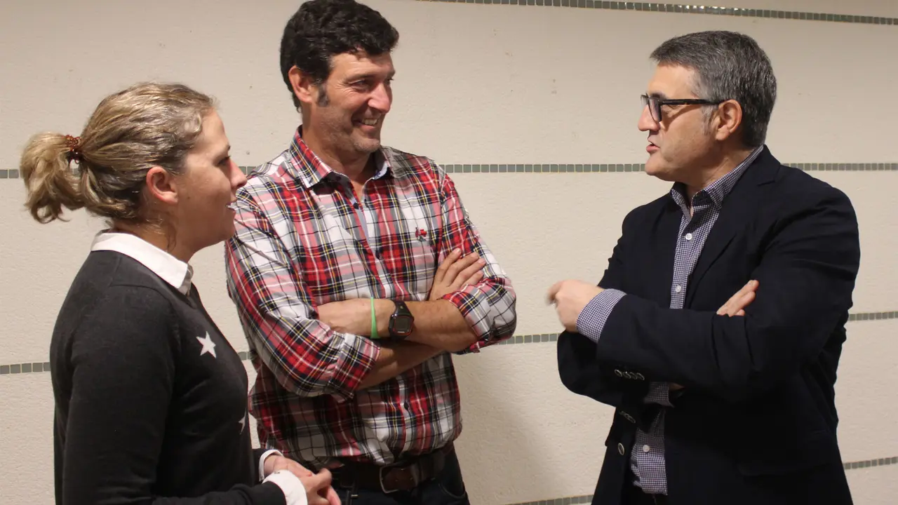 Foto Bernardo Bustillo en el centro junto a la concejala Patricia Portilla en la Casa del Pueblo