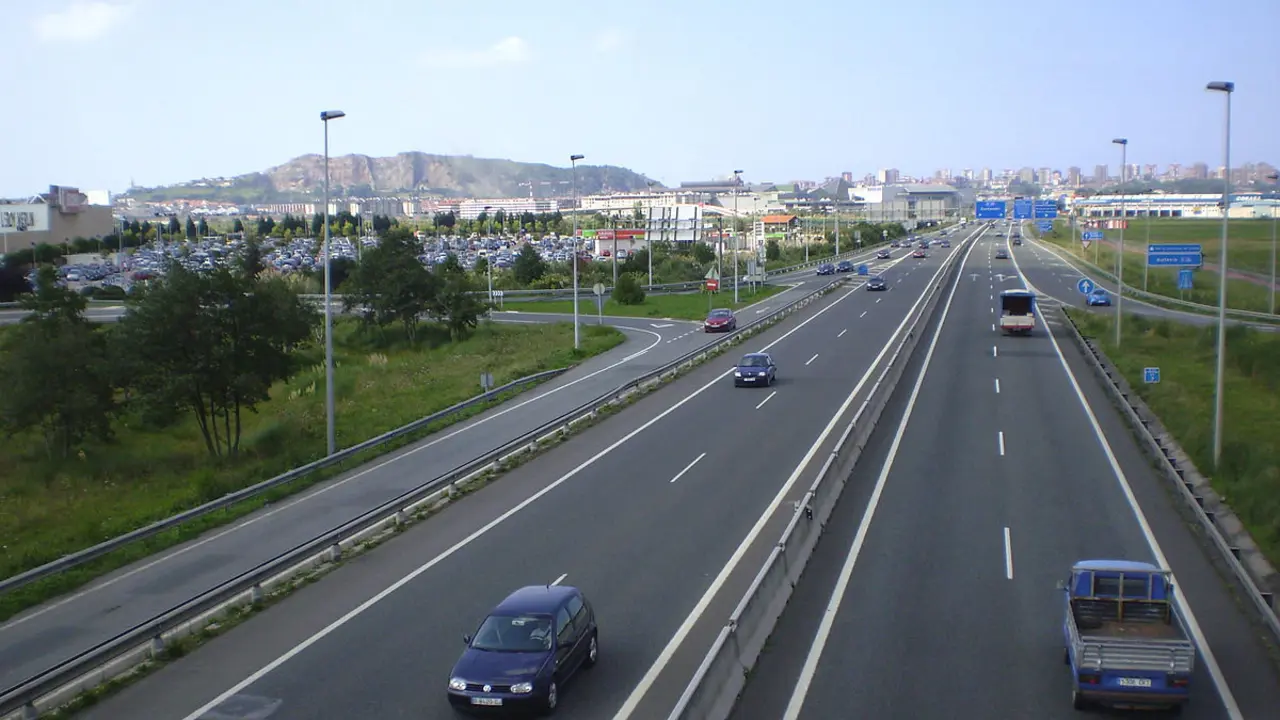 Tr&aacute;fico en la S 10, altura aeropuerto Santander