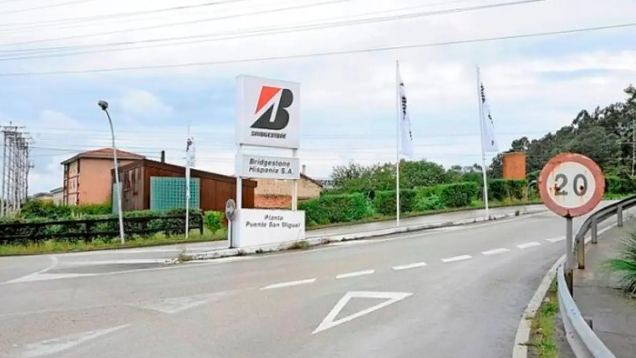 Entrada a la f&aacute;brica de Bridgestone en Puente San Miguel