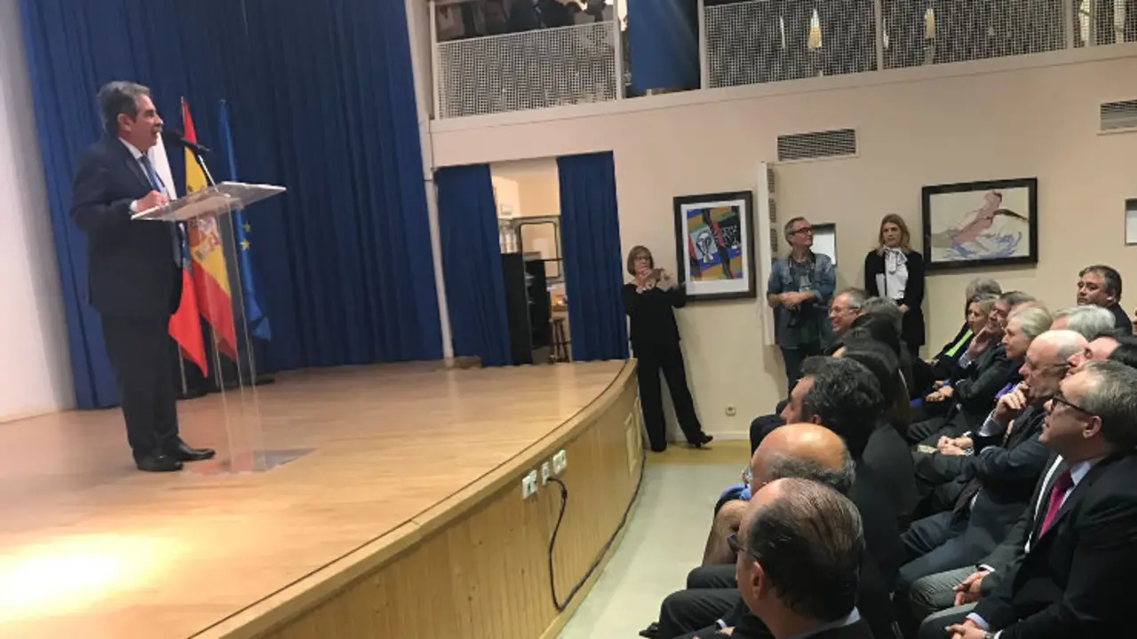 Miguel &Aacute;ngel Revilla durante su intervenci&oacute;n