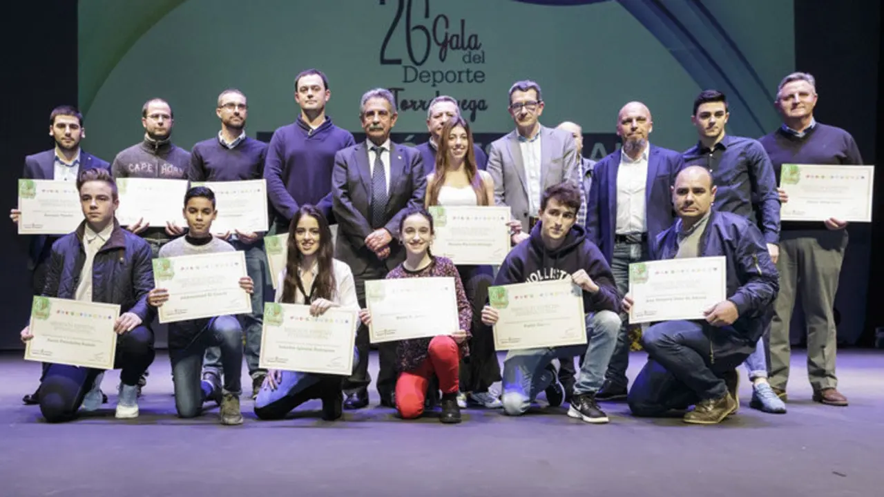 Las autoridades junto a los premiados