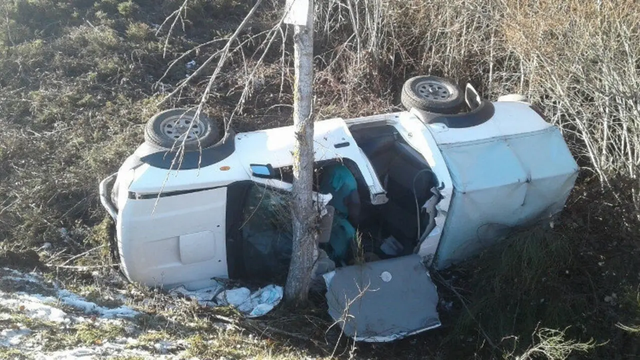 Tras la salida de la v&iacute;a, el coche qued&oacute; volcado en una ladera a aproximadamente 200 metros