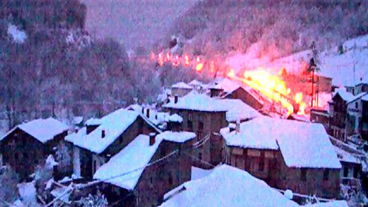 El pueblo de Espinama, bajo la nieve