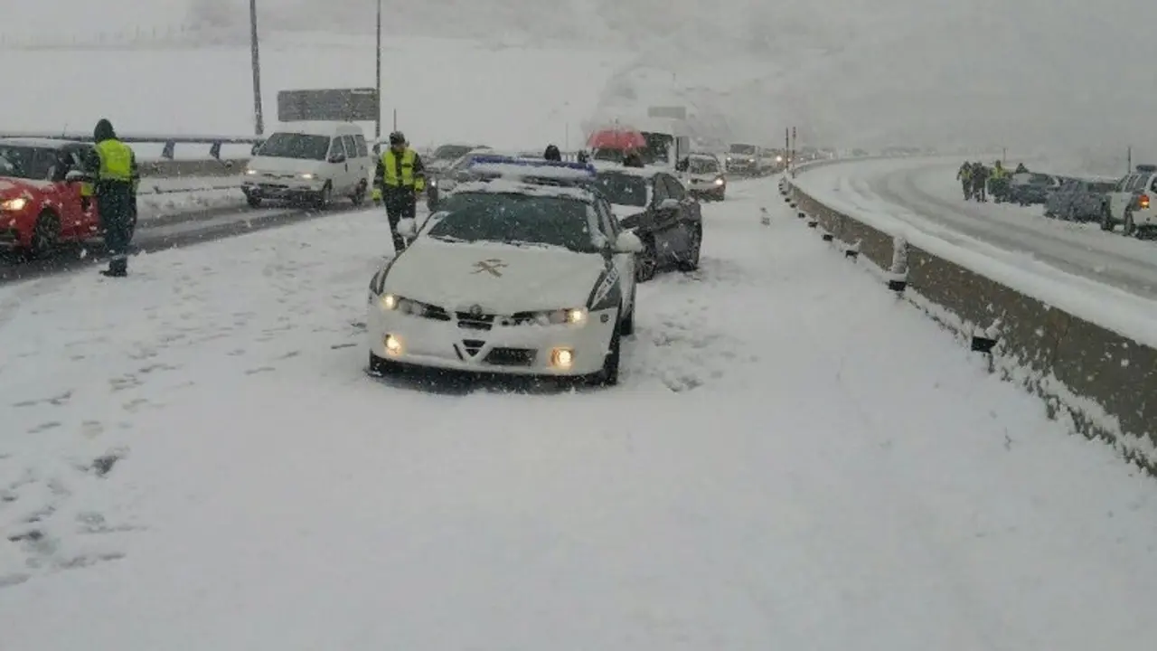 Veh&iacute;culos atrapados por la nieve en Montabliz | Guardia Civil de Tr&aacute;fico