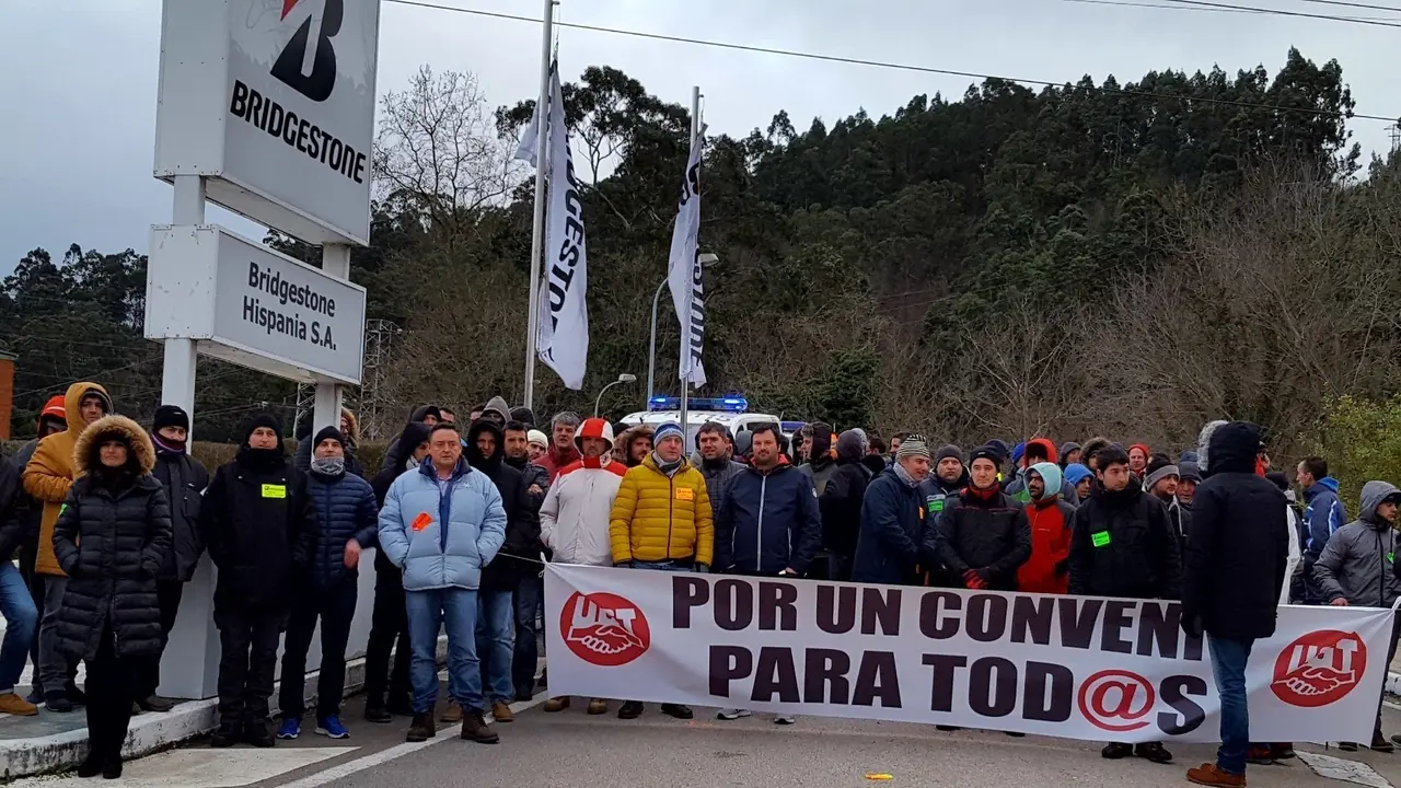 Concentraci&oacute;n en Bridgestone


La huelga de una semana (13 al 19 de febrero) convocada por los sindicatos UGT y BUB en Bridgestone ha paralizado, seg&uacute;n &eacute;stos, la producci&oacute;n de la f&aacute;brica de Puente San Miguel, tras secundarla cerca del 100% de la plantilla de producci&oacute;n en el primer turno de trabajo afectado por los paros, el de ma&ntilde;ana (de 5.45 a 13.45 horas).

POLITICA ESPA&Ntilde;A EUROPA CANTABRIA
UGT