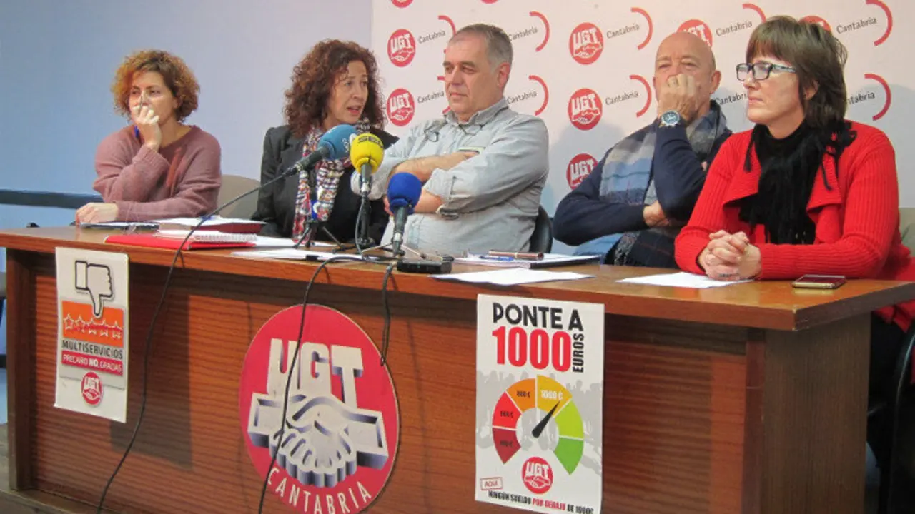 Representantes de los sindicatos presentes en los centros hidr&aacute;ulicos durante la rueda de prensa