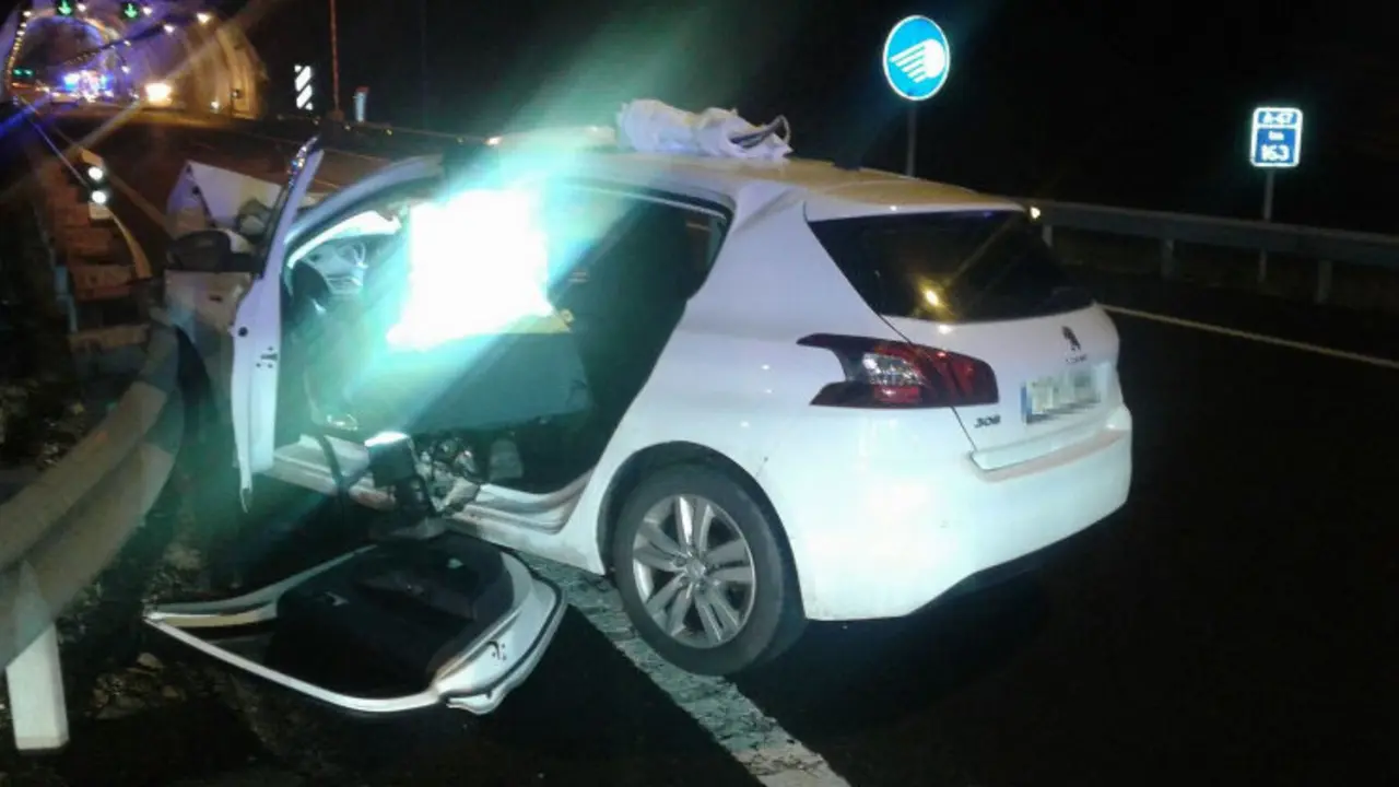 A su llegada, los bomberos procedieron a liberar al conductor del veh&iacute;culo cortando el pilar central del coche para sacar al hombre por el lateral izquierdo