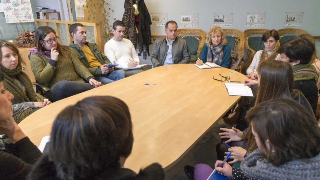 D&iacute;az Tezanos en su visita a la Oficina de Atenci&oacute;n e Informaci&oacute;n a la Mujer de la Mancomunidad Saja Corona