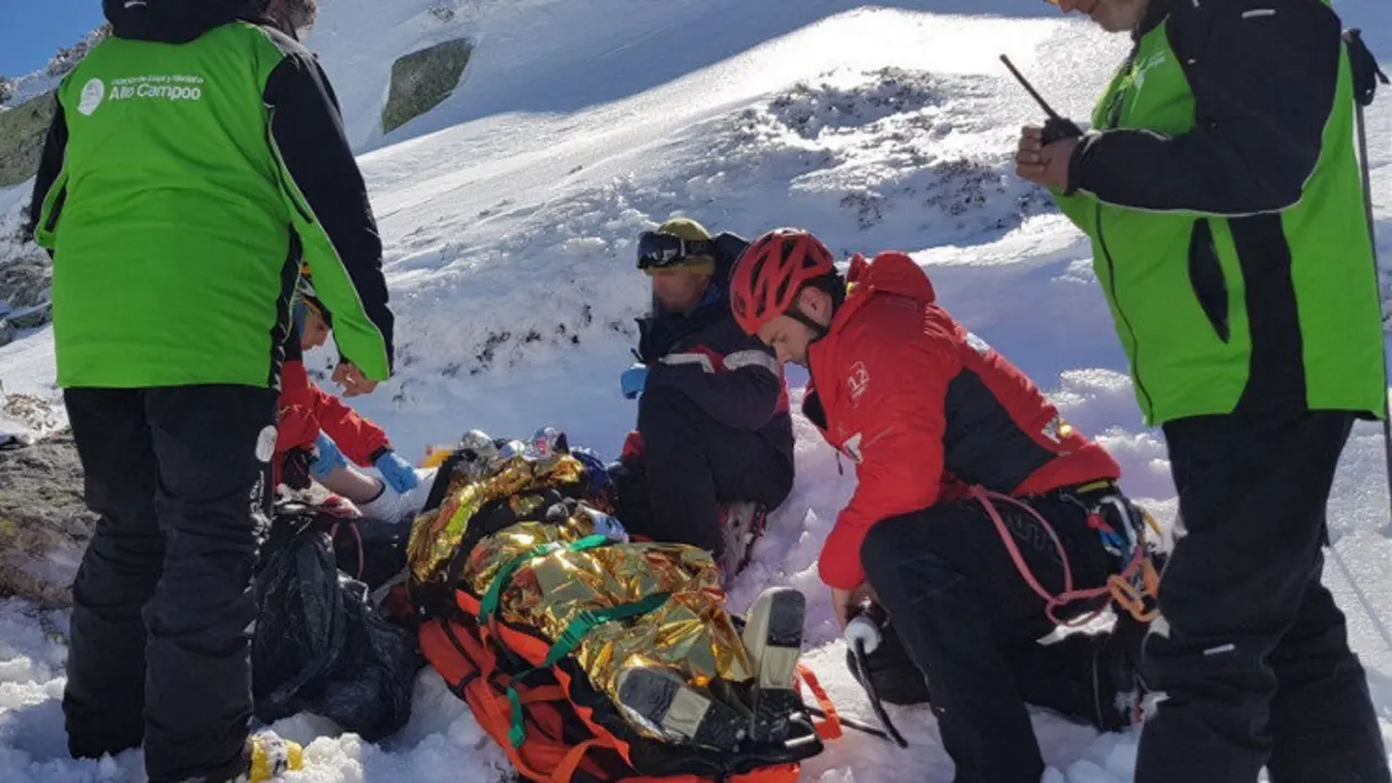 Instante del rescate de la esquiadora junto a la estaci&oacute;n de Alto Campoo
