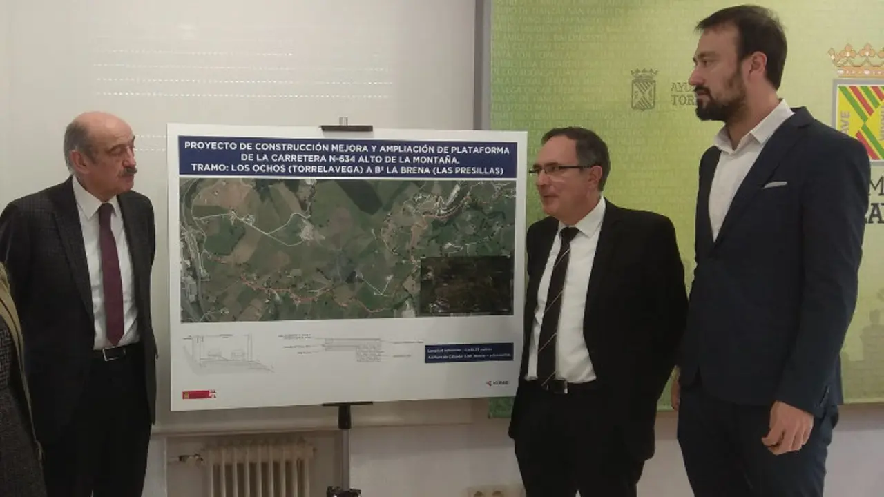 El consejero de Obras P&uacute;blicas, Jos&eacute; Mar&iacute;a Maz&oacute;n, el alcalde de Torrelavega, Jos&eacute; Manuel Cruz Viadero, y el primer teniente de alcalde, Javier L&oacute;pez Estrada