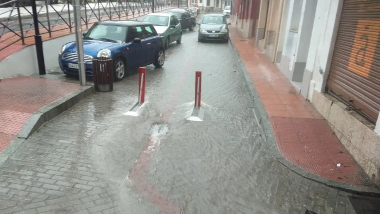 El agua corre por una calle