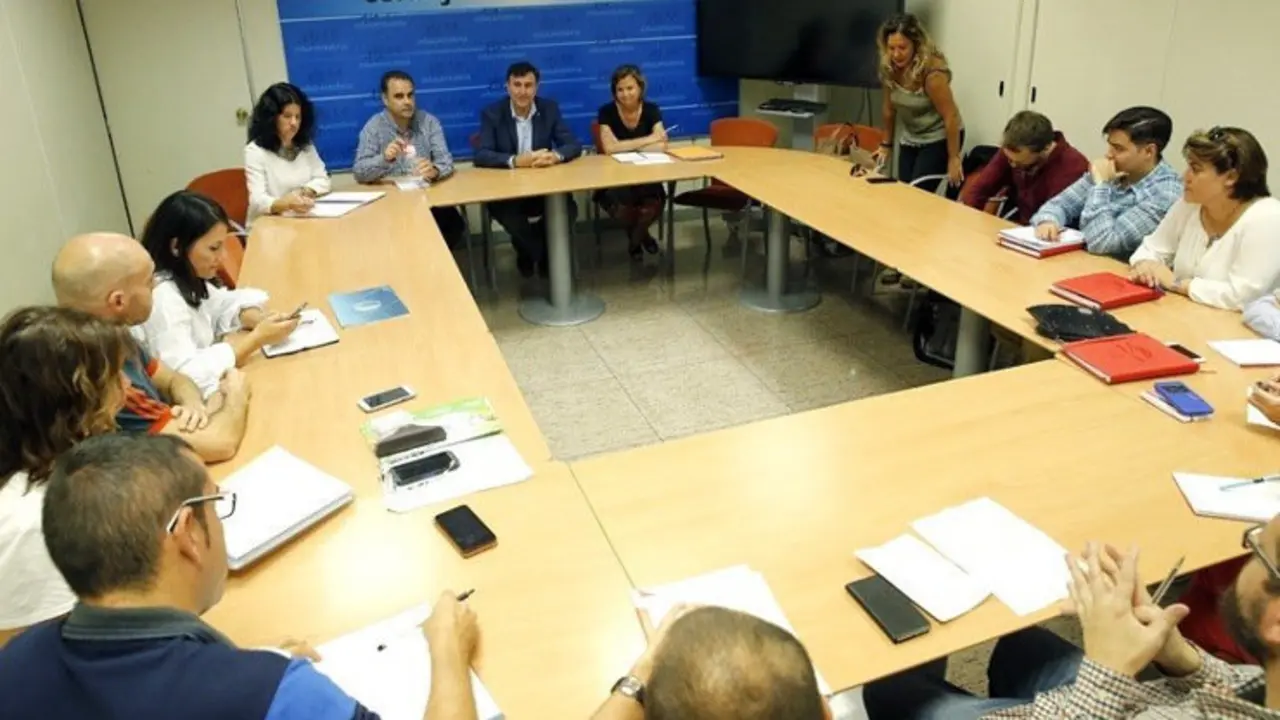 Reuni&oacute;n de la Junta de Personal Docente con el consejero de Educaci&oacute;n, Francisco Fern&aacute;ndez Ma&ntilde;anes