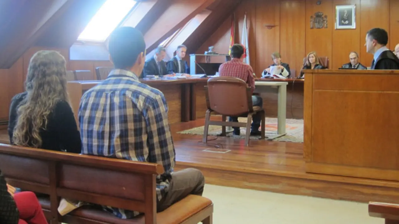 Un momento del juicio a los j&oacute;venes por el homicidio del tendero chino de Torrelavega