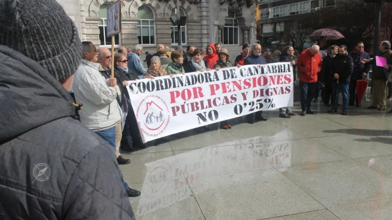 Manifestaci&oacute;n de los pensionistas en el Ayuntamiento de Santander. Foto- edc
