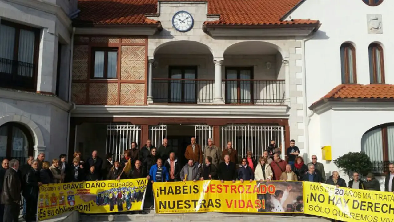 Concentraci&oacute;n de los afectados por los derribos en Argo&ntilde;os