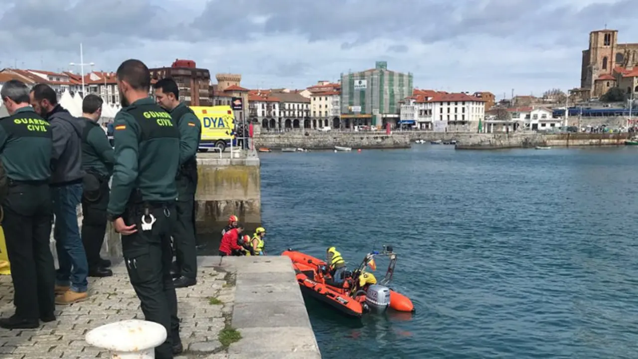 Servicios de emergencias, durante el rescate del cad&aacute;ver