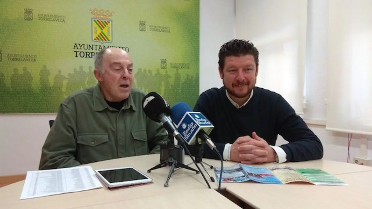 El concejal presentando el evento