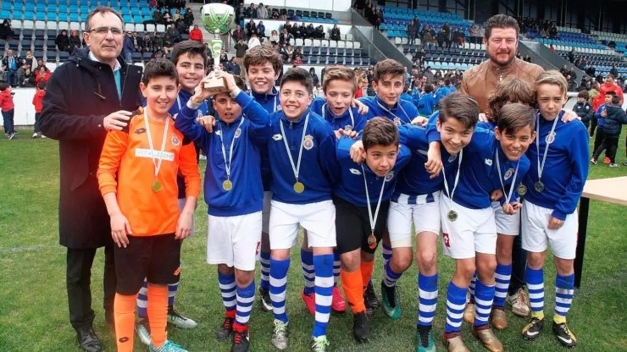 Equipo de alevines de la Gimn&aacute;stica de Torrelavega junto al alcalde y el concejal de Deportes