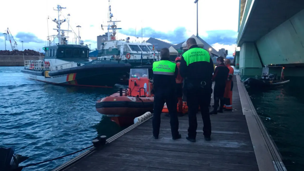 Efectivos de Salvamento Mar&iacute;timo han recuperado el cad&aacute;ver del piloto del barco 'Roma'. Foto: Twitter