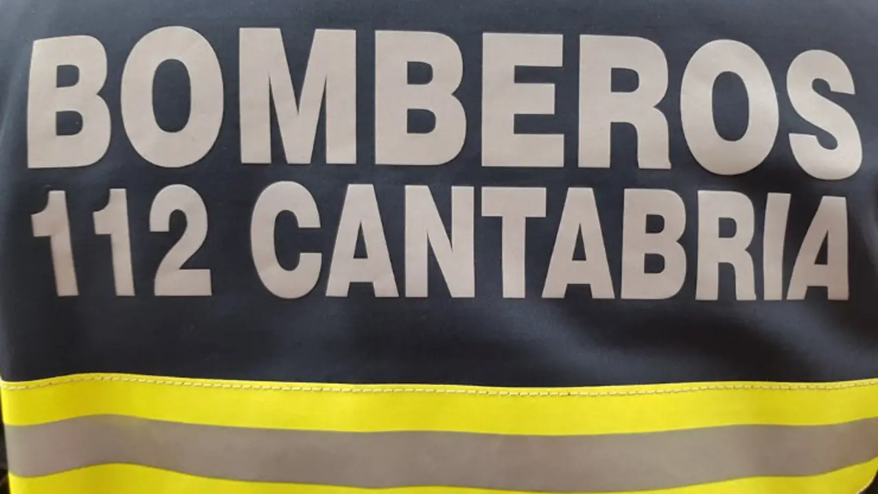 Detalle de un uniforme de los bomberos del 112 Cantabria