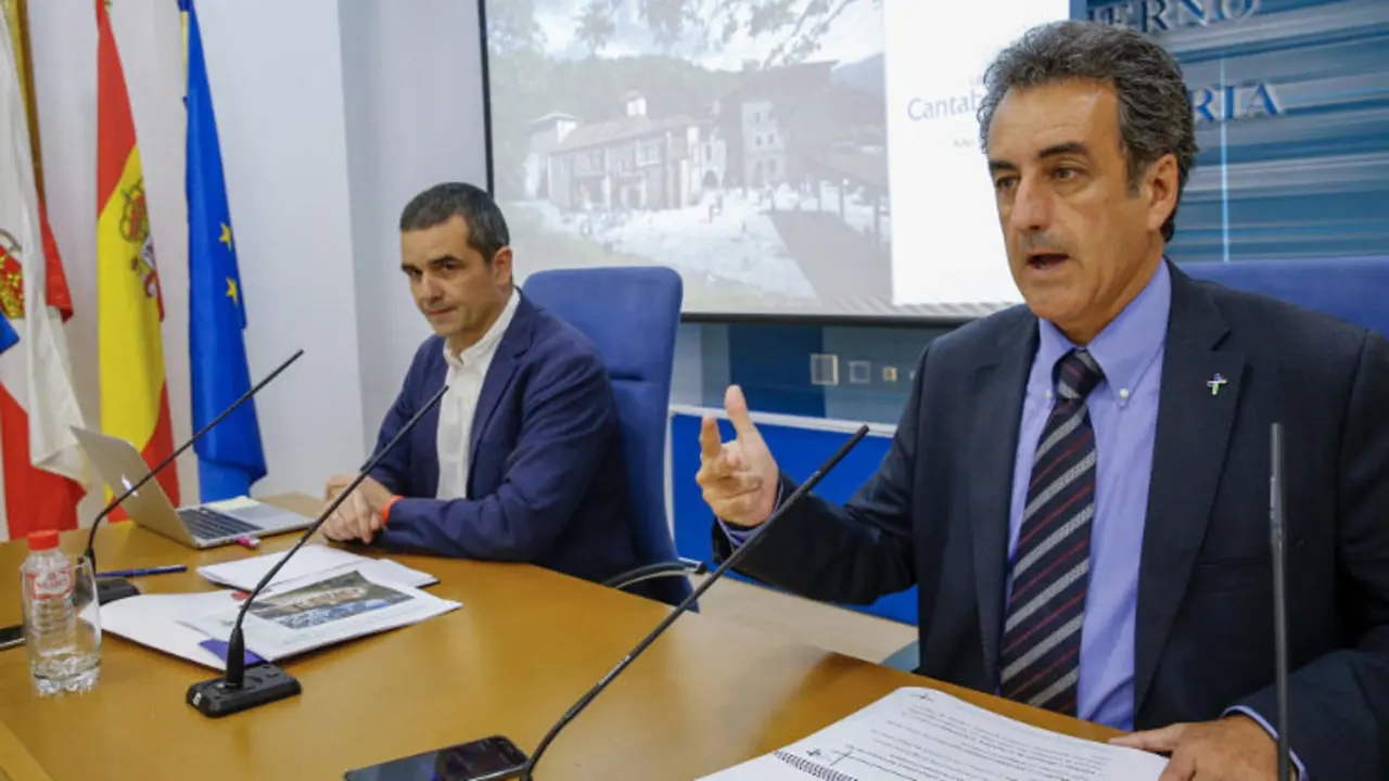 El director de la Sociedad A&ntilde;o Jubilar Lebaniego, Manuel Bahillo, y el consejero de Innovaci&oacute;n, Industria, Turismo y Comercio, Francisco Mart&iacute;n