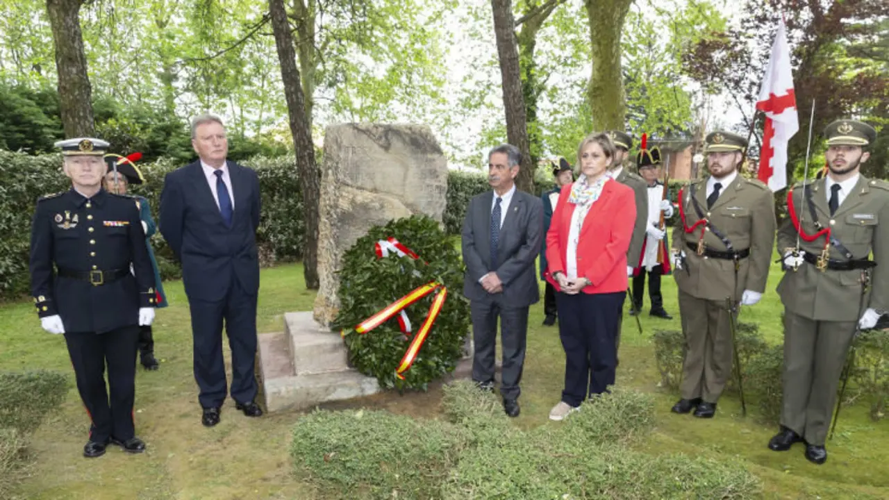 El presidente de Cantabria, Miguel &Aacute;ngel Revilla, y la alcaldesa de Camargo, Esther Bolado, durante el homenaje a Pedro Velarde