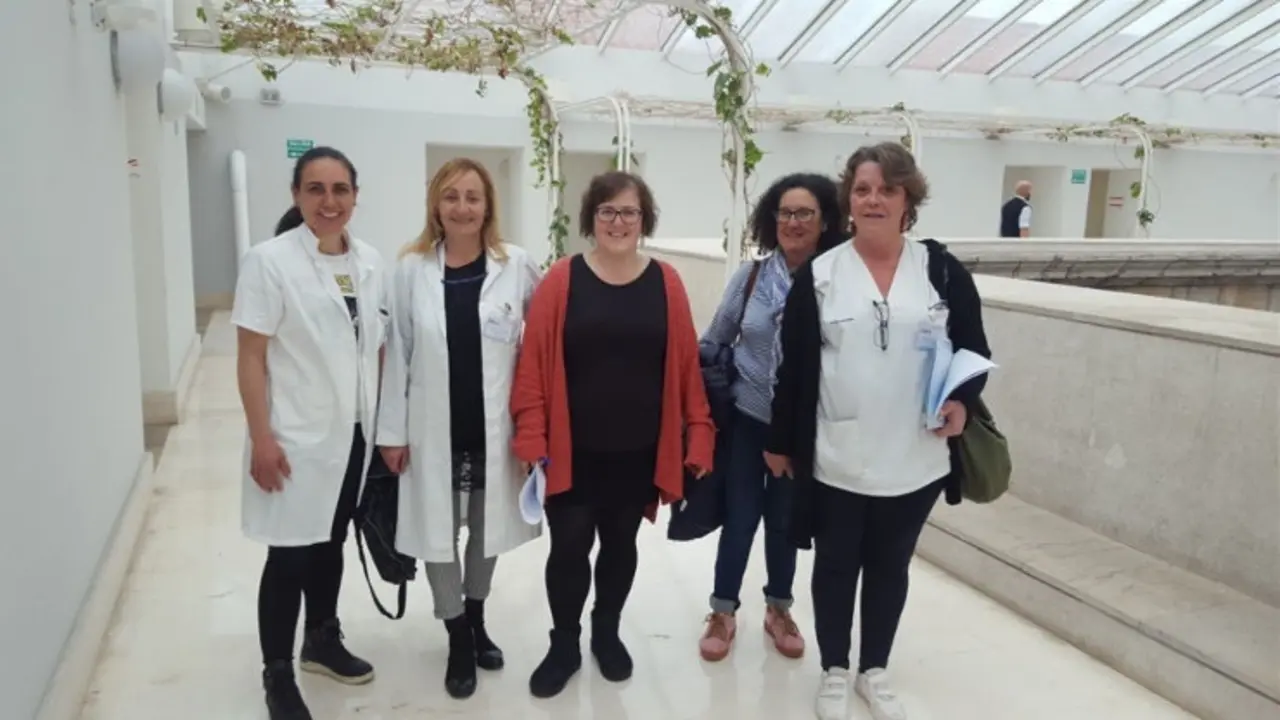 Ord&oacute;&ntilde;ez, flanqueada por las trabajadoras de la dependencia, en el Parlamento