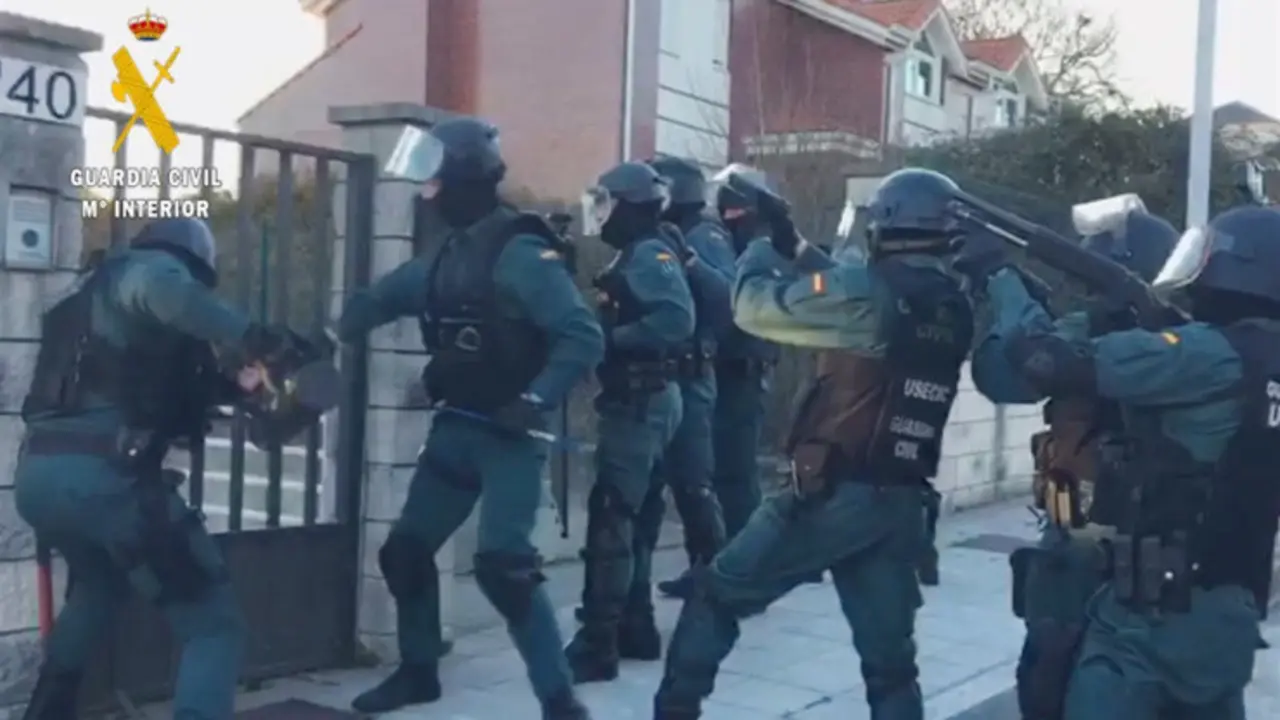 La Guardia Civil, durante uno de los registros en una vivienda