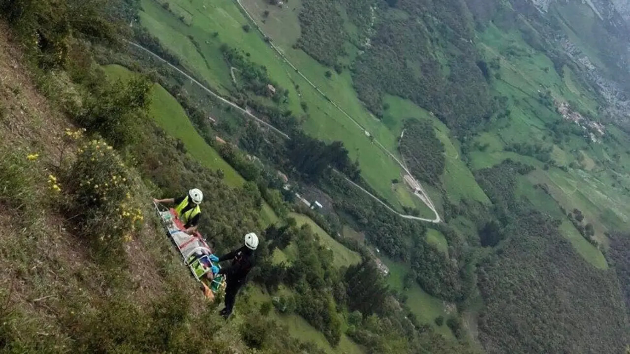 El helic&oacute;ptero medicalizado del Gobierno ha evacuado a una mujer con una posible fractura de ligamentos de la rodilla