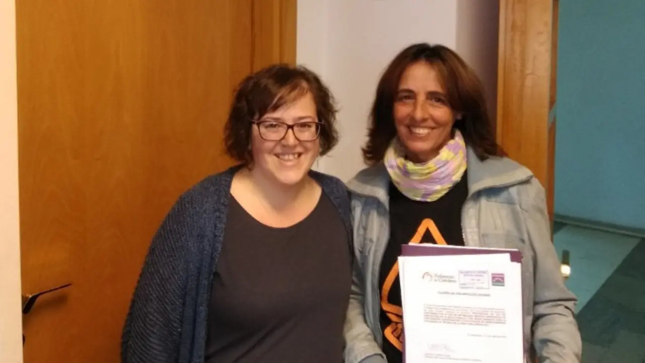 Ord&oacute;&ntilde;ez y Acebo posan con la proposici&oacute;n del ley que han registrado en el Parlamento