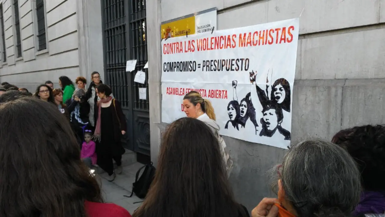 Los manifestantes han pegado la pancarta sobre el letrero de la Delegaci&oacute;n del Gobierno en Cantabria
